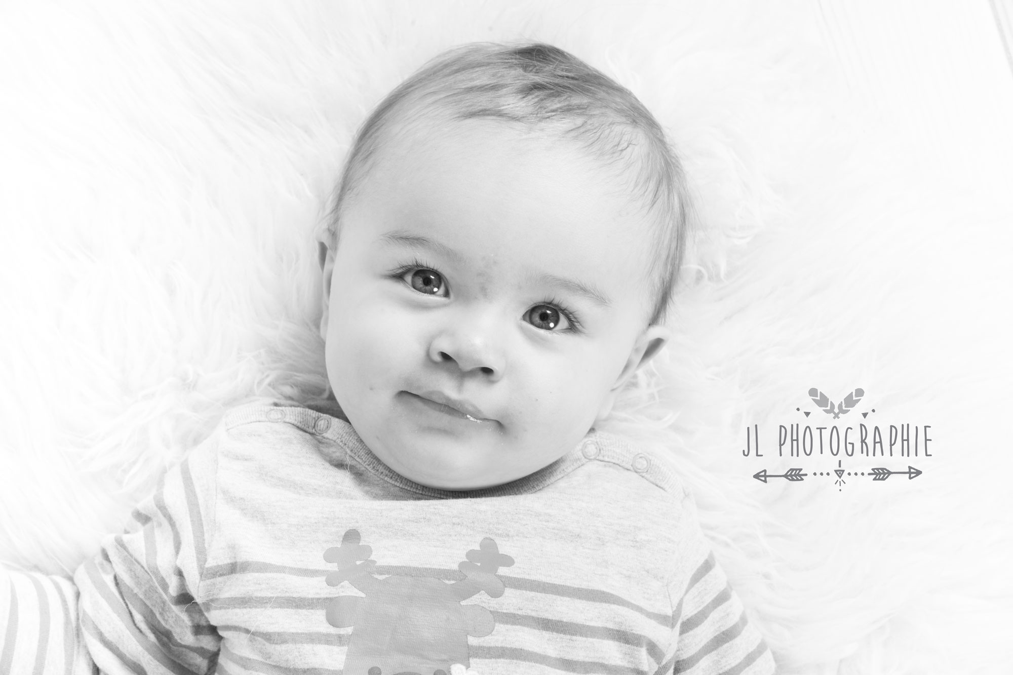 Photo noir et blanc bébé allonge sur le dos