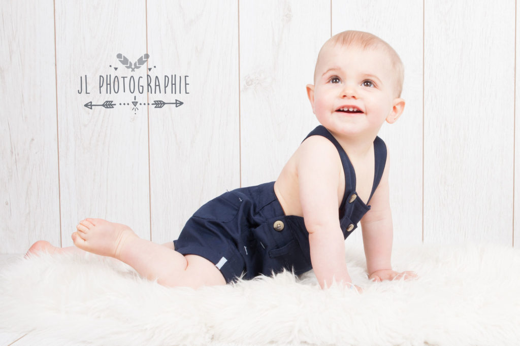 Photographie d'un bébé sur le ventre