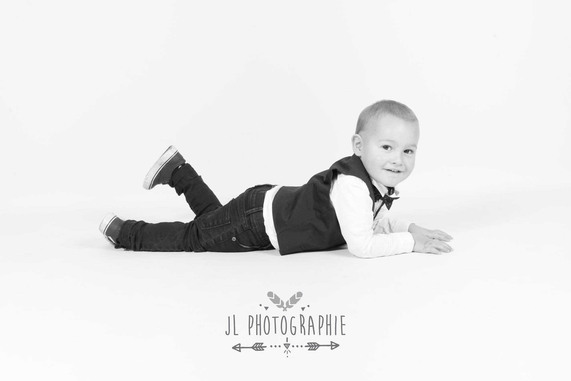 Photographie d'un bébé sur le ventre