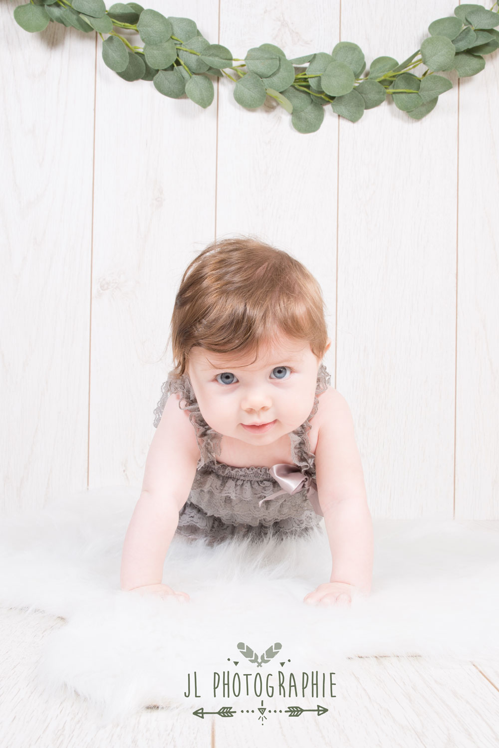 Photo enfant sur le ventre