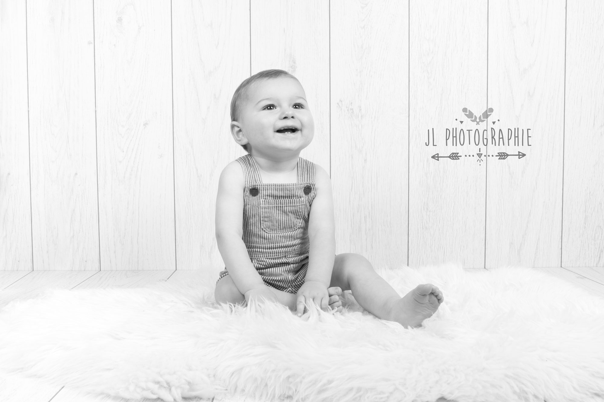 Photographie en noir et blanc d'un bébé assis
