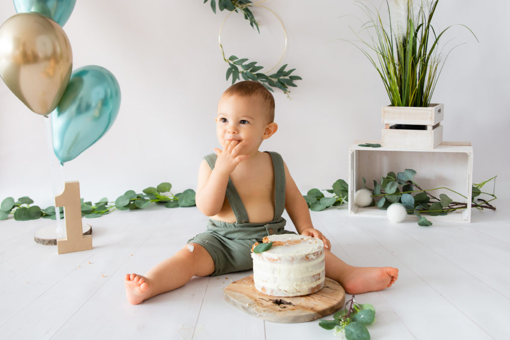 Shooting photo bébé en studio avec un gâteau