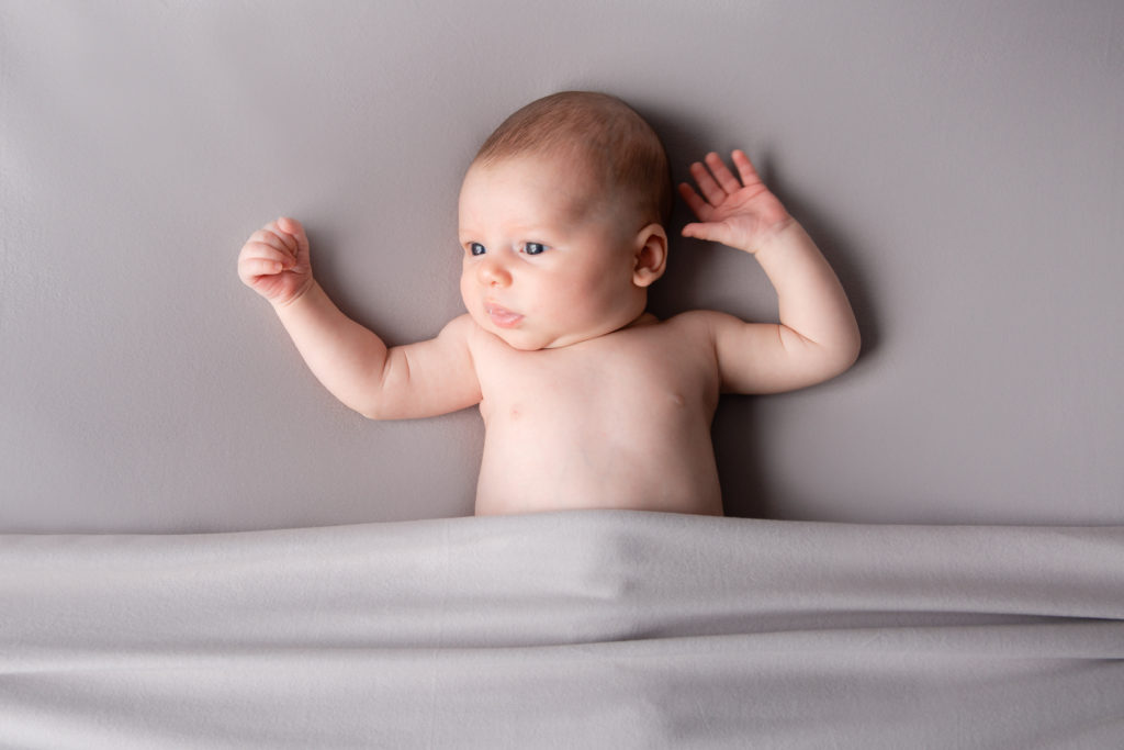 photographie de Nouveau né fille en studio - pose nouveau né - Oise - Compiègne