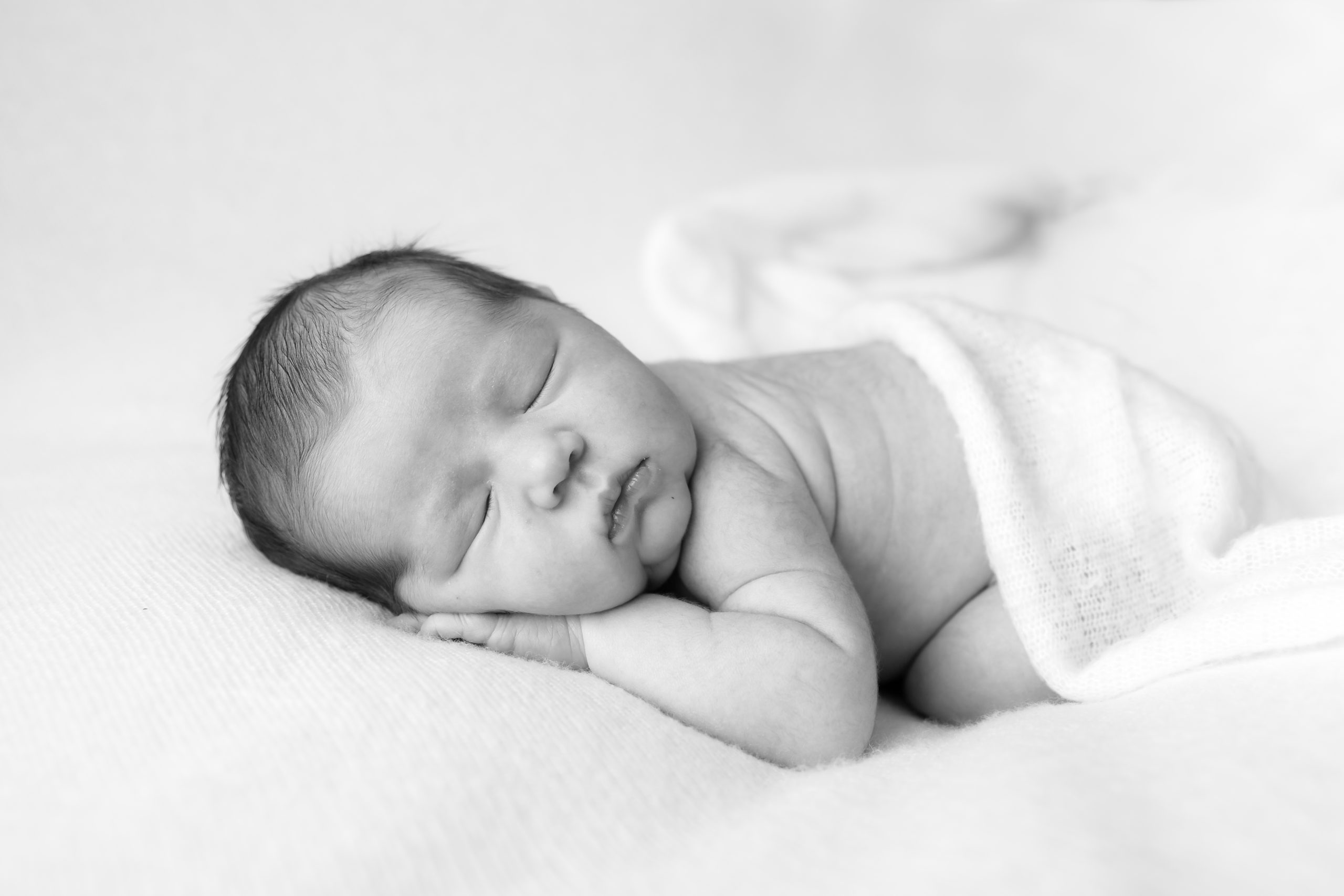 Nouveau né fille en train de dormir - pose nouveau né - Oise - Compiègne - noir et blanc