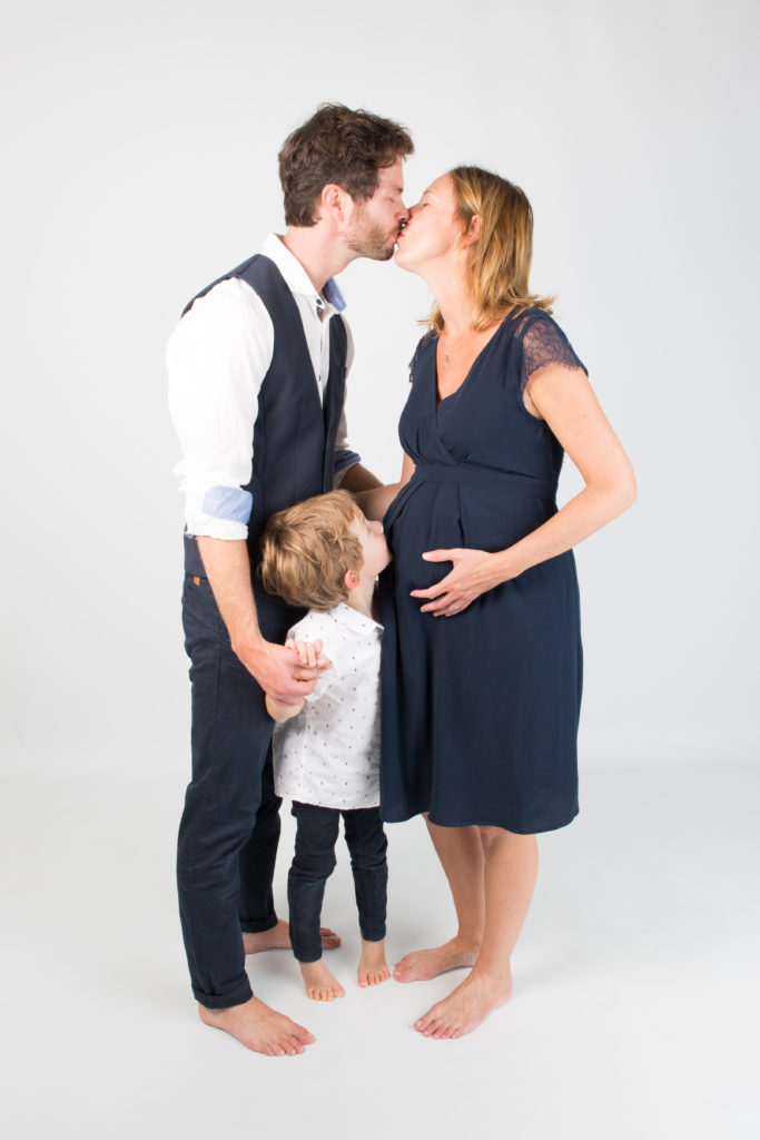 Photographie de famille en studio photo avec femme enceinte - grossesse - à trois - oise