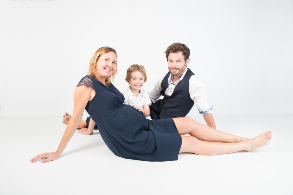 Photo en studio de maternité femme assise en robe bleu - oise- grossesse