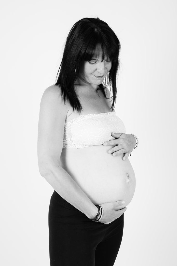 Photographie de grossesse en studio femme en noir et blanc - oise