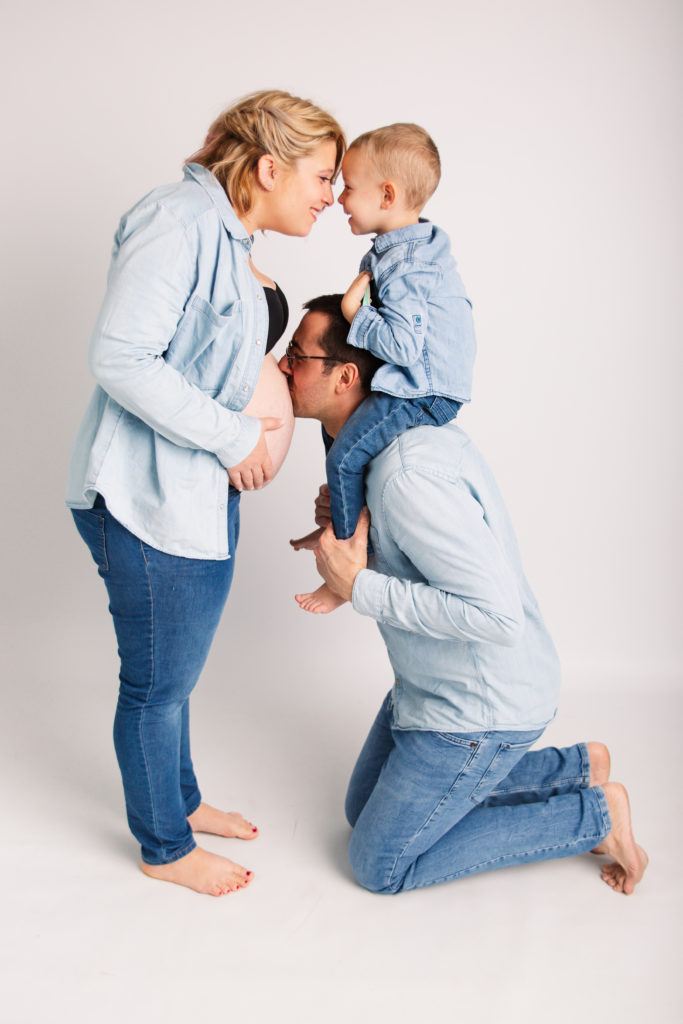 Photographie de famille avec femme enceinte - grossesse - en chemise et jean bleu à trois - oise