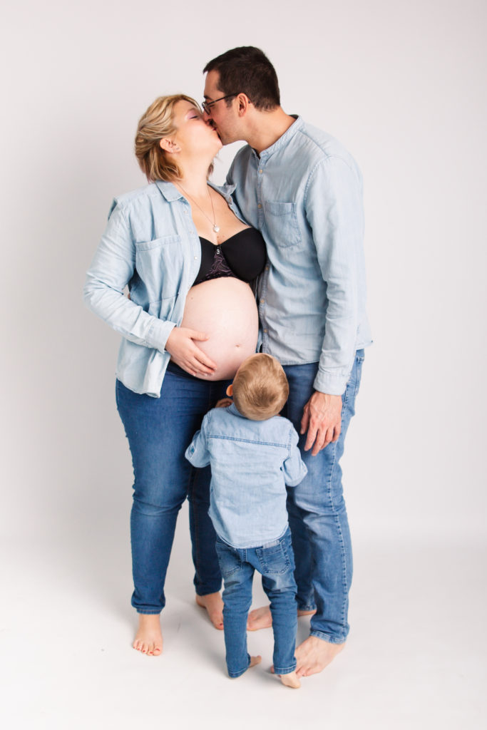 Photographie de famille avec femme enceinte - grossesse - en chemise et jean bleu à trois - oise