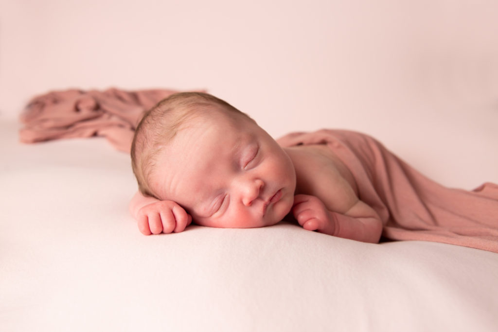 Séance photo nouveau né fille en studio dans l’Oise positionnée sur une couverture