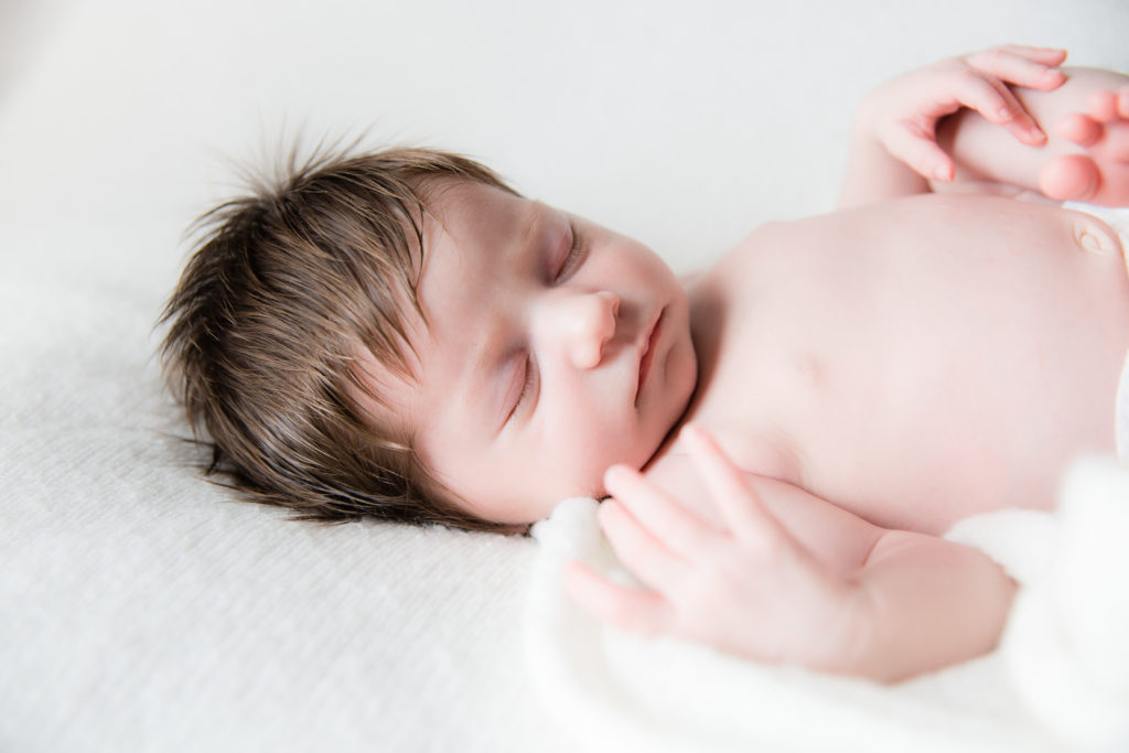 Séance photo nouveau né fille en studio dans l’Oise positionnée sur une couverture