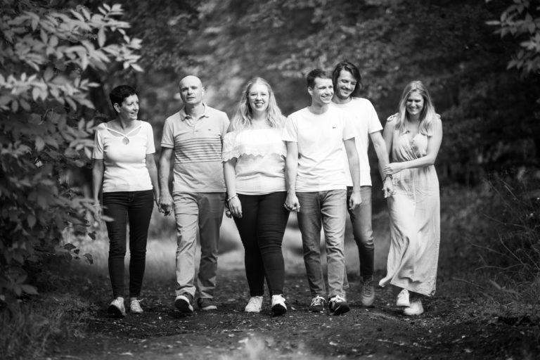 Photographie d’une famille en extérieur dans la foret