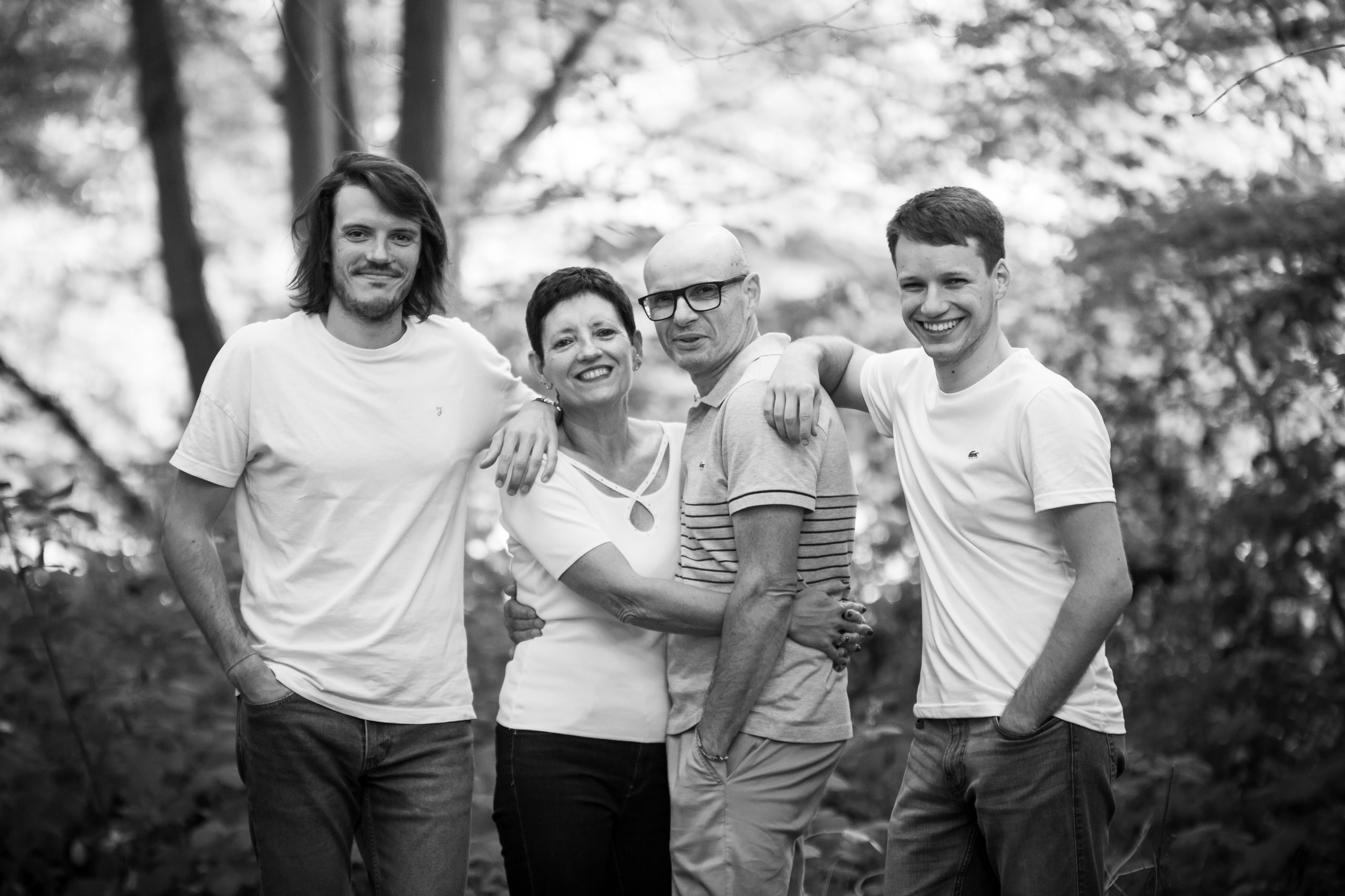 Photographie d’une famille en extérieur dans la foret