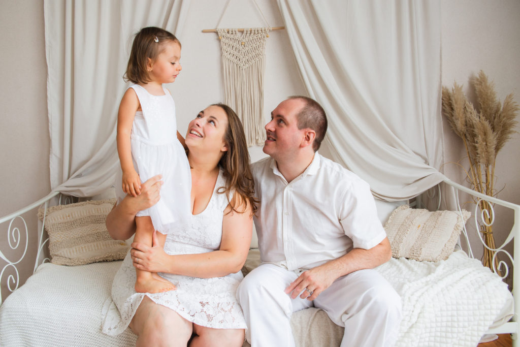 Photographie de famille en studio sur un décor bohème