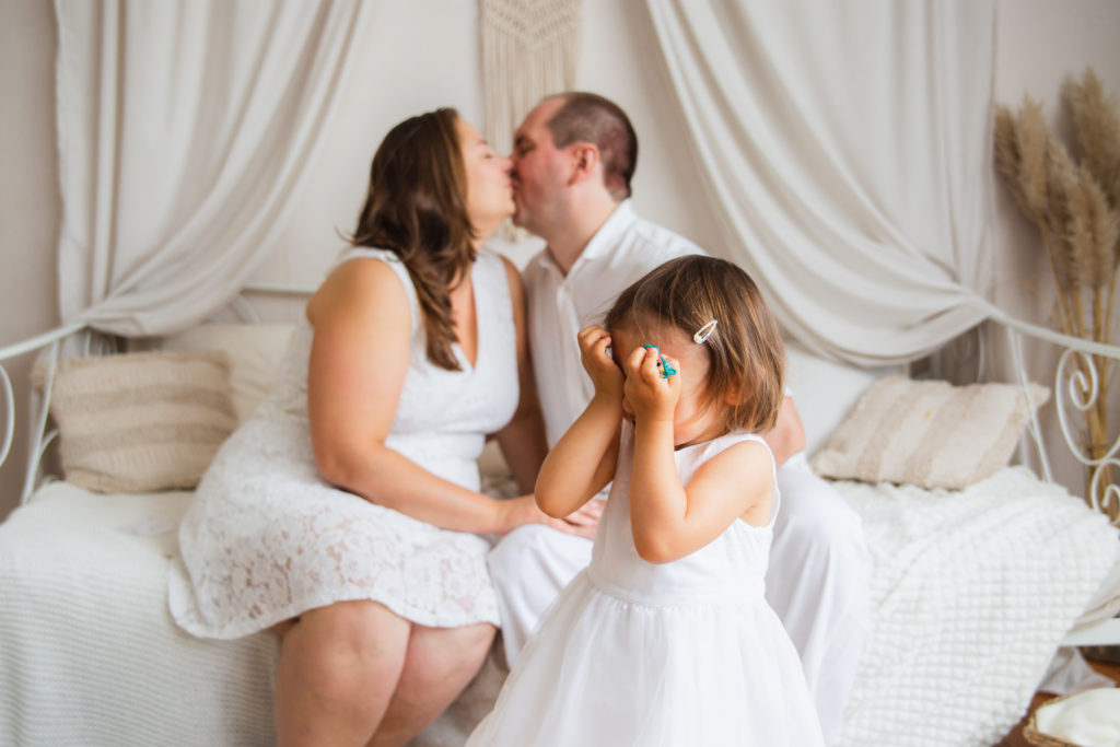 Photographie de famille en studio sur un décor bohème