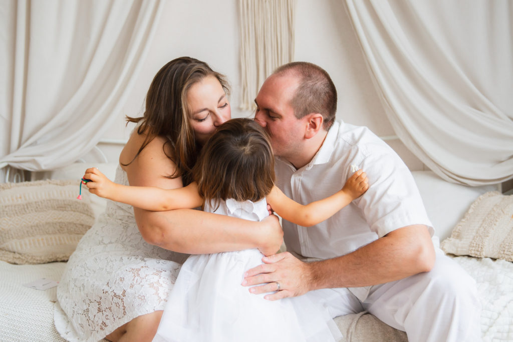 Photographie de famille en studio sur un décor bohème