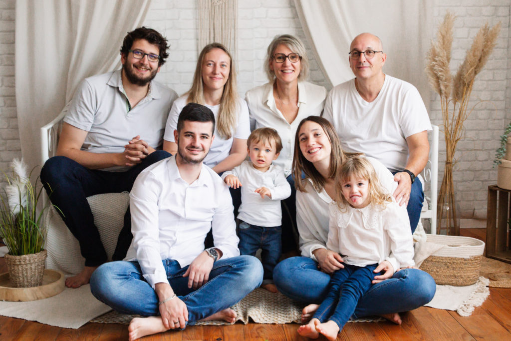 Photographie de famille en studio dans un décors bohème - oise