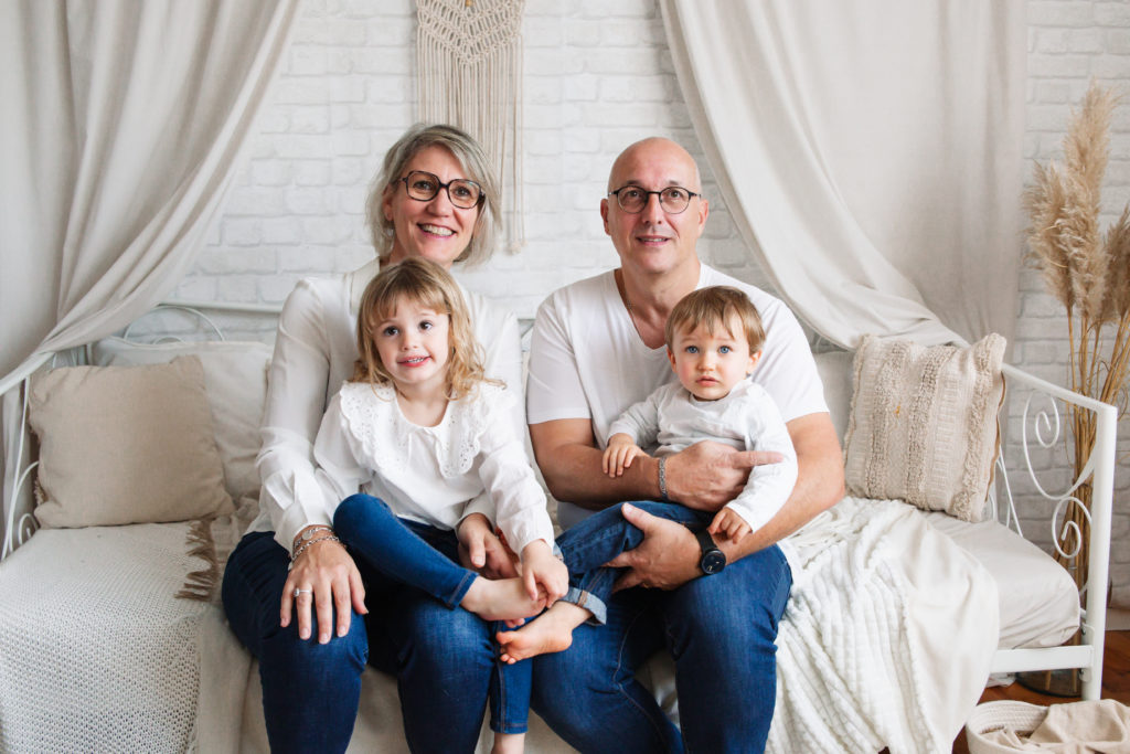 Photographie de famille en studio dans un décors bohème - oise