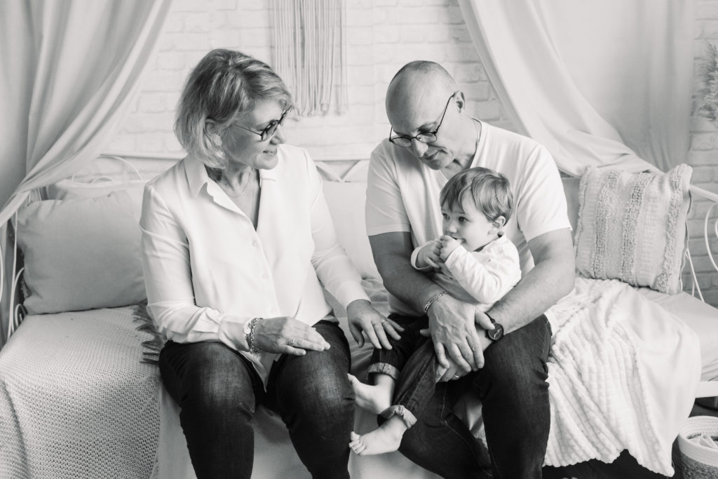Photographie de famille en studio dans un décors bohème en noir et blanc - oise