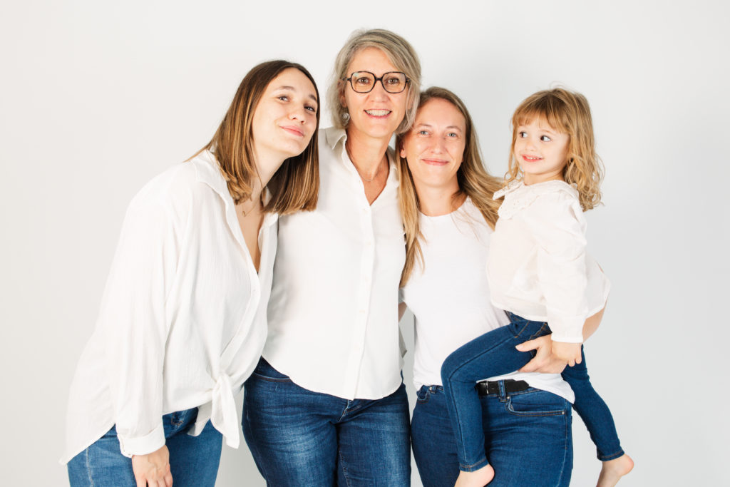 Photographie de famille en studio dans un décors bohème - oise