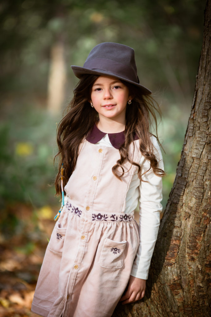 Photo de Portrait d’une fille avec un chapeau en extérieur aux couleurs de l'automne