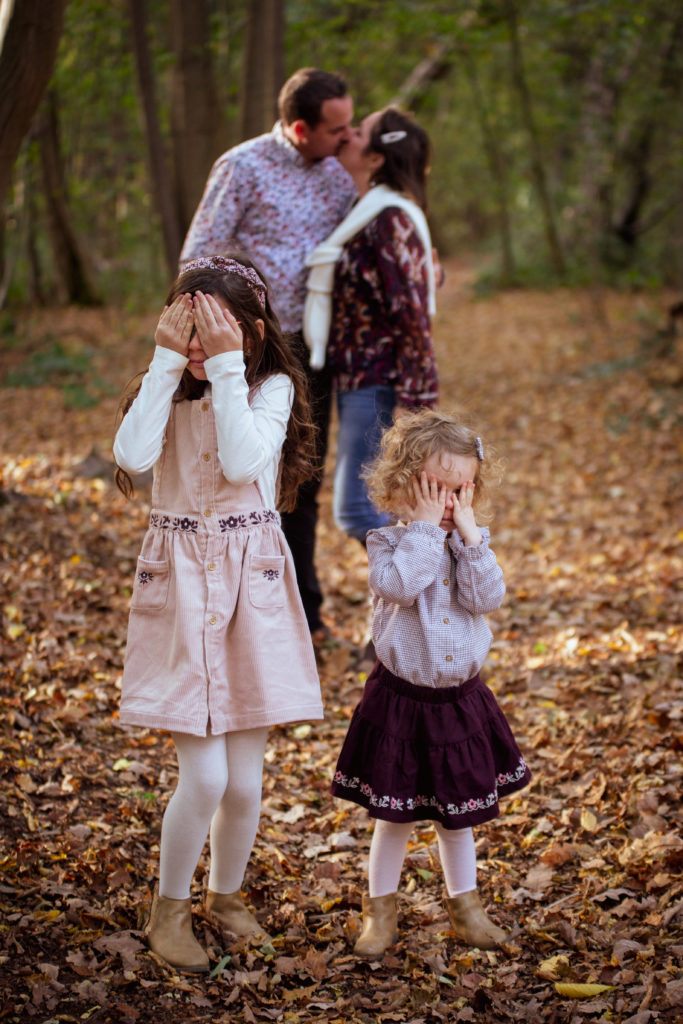Photo de Portrait de famille en extérieur aux couleurs de l'automne