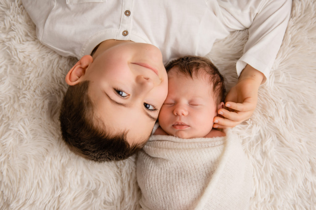 Séance photo en studio de nouveau-né dans l’Oise entre frère et soeur