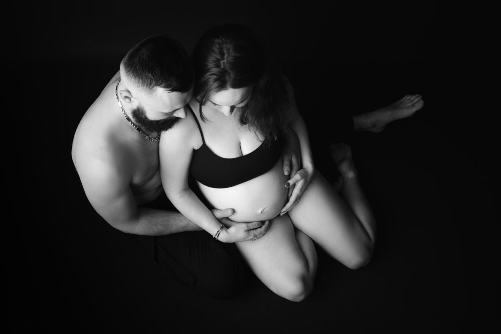 Séance photo grossesse en studio couple noir et blanc