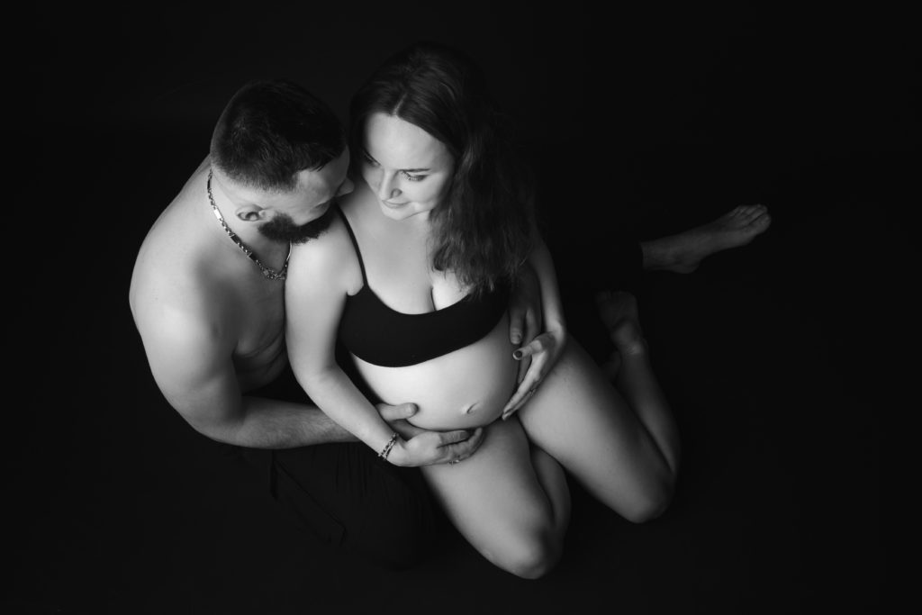 Séance photo grossesse en studio couple noir et blanc