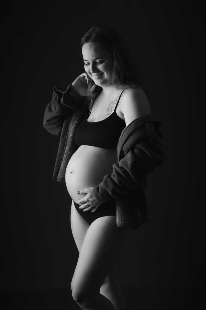 Séance photo grossesse en femme en noir et blanc