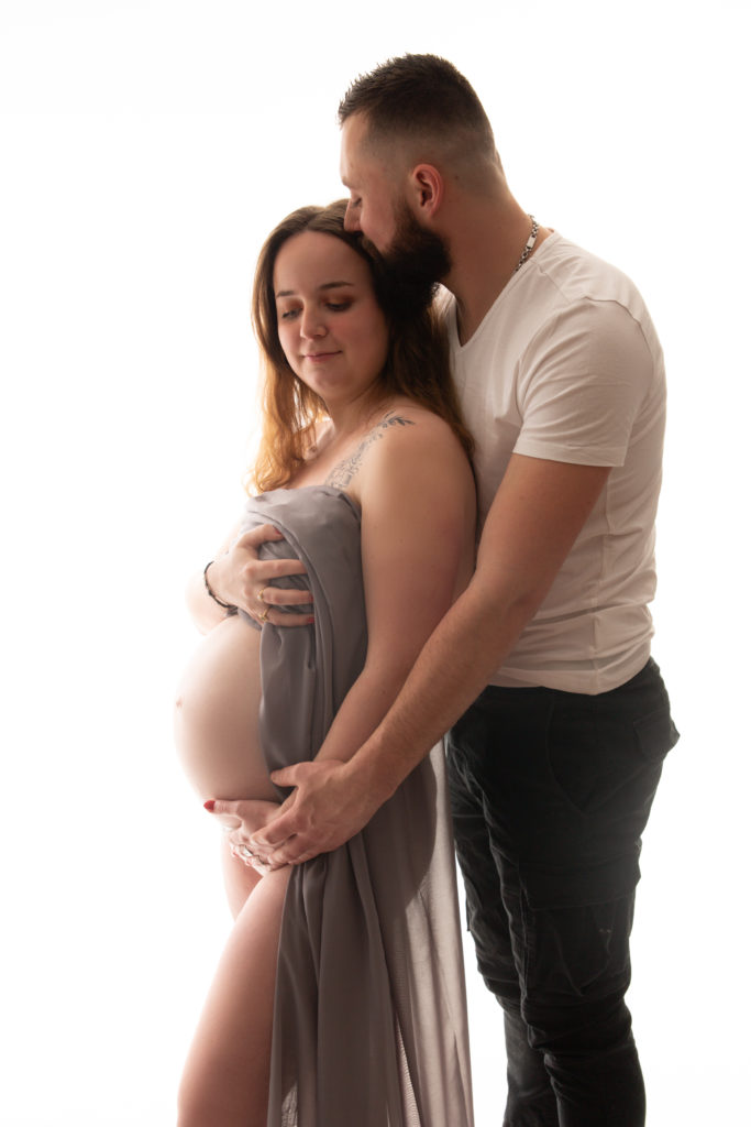 Séance photo grossesse en studio femme enceinte avec voilage