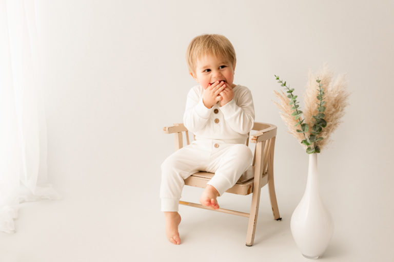 Séance photo bébé en studio dans un décors blanc et neutre