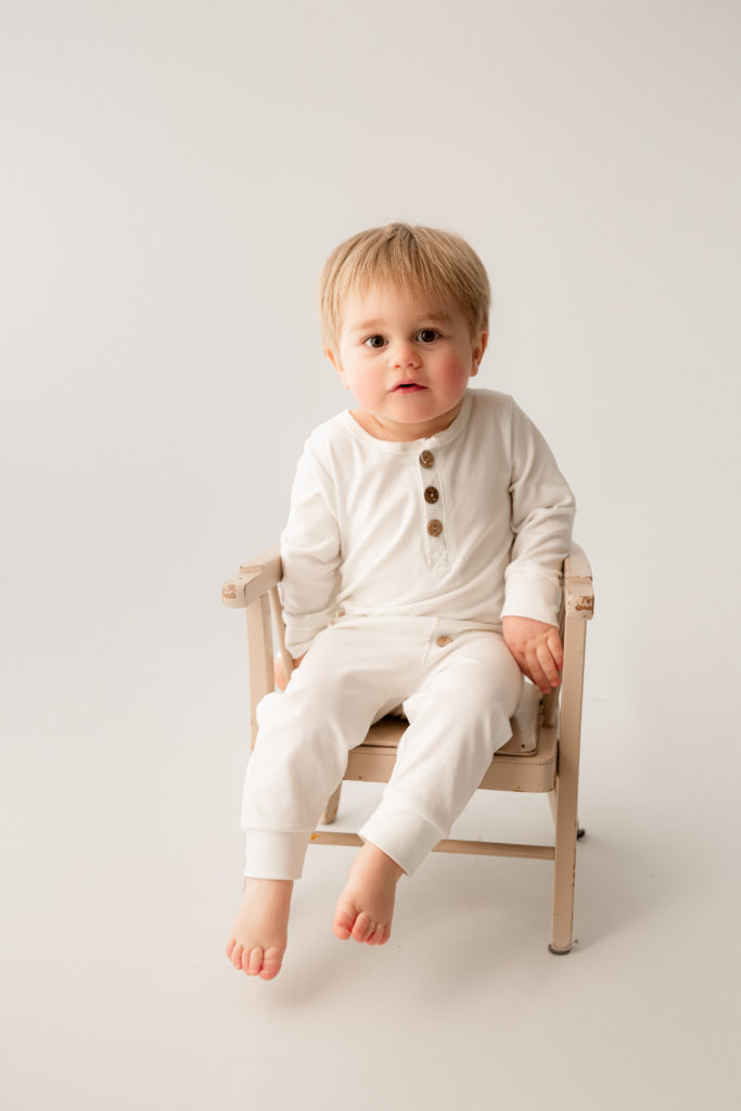 Séance photo bébé en studio dans un décors blanc et neutre