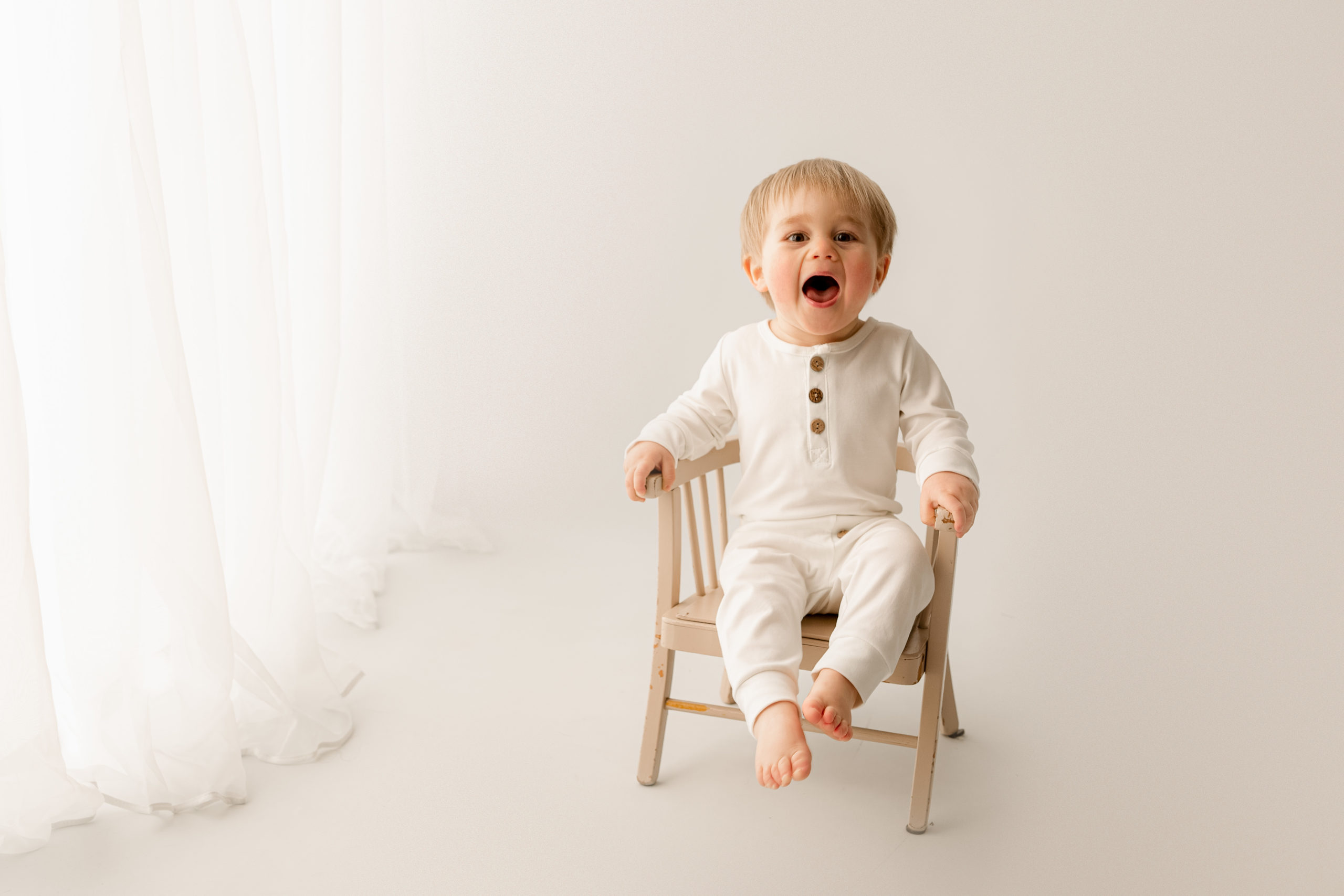 Séance photo bébé en studio dans un décors blanc et neutre
