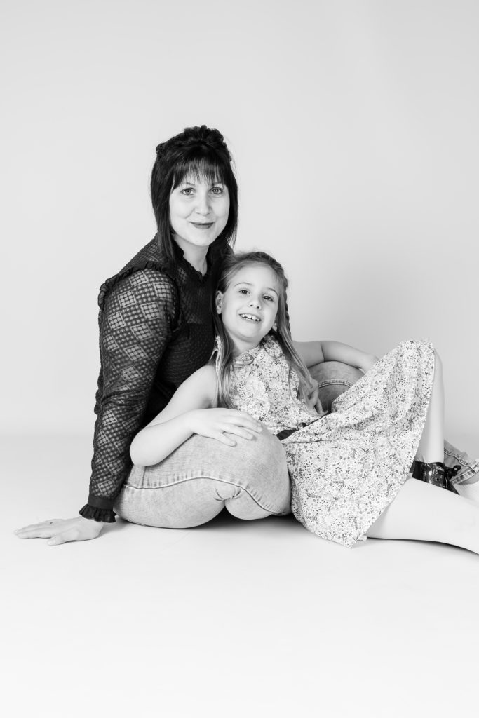 Photographie de famille mère et fille en studio en noir et blanc - oise