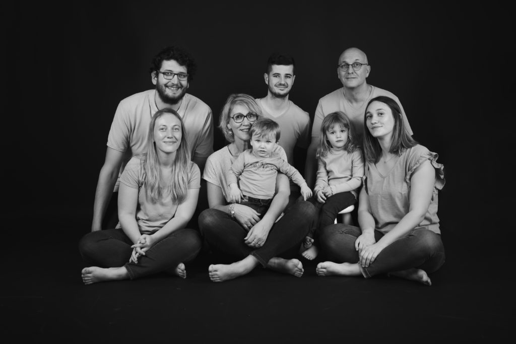 Photographie de famille en studio en noir et blanc - oise