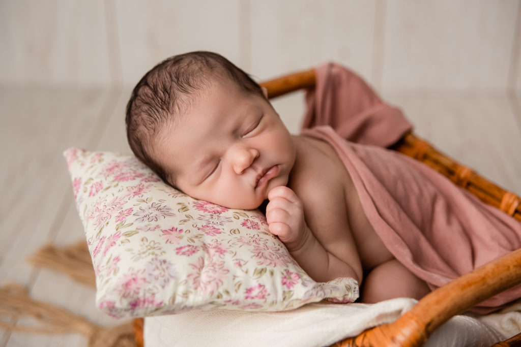 shooting-nouveau né-bébé-famille-studio-oise-panier