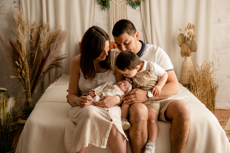 Séance photo en studio de nouveau-né dans l’Oise en famille dans un decors bohème