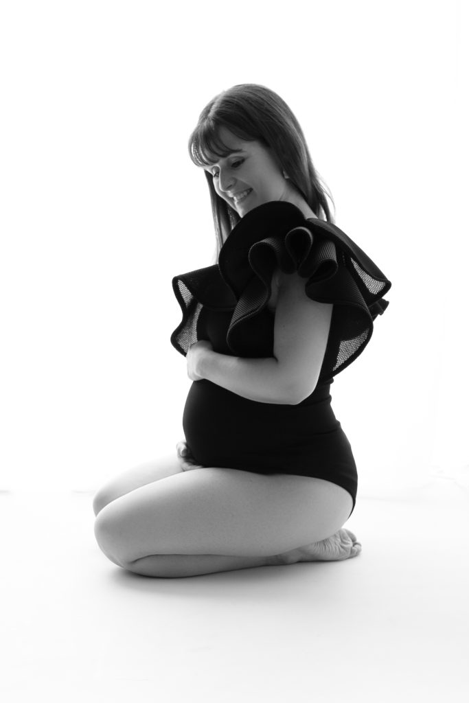 Séance photo grossesse en studio femme enceinte avec body