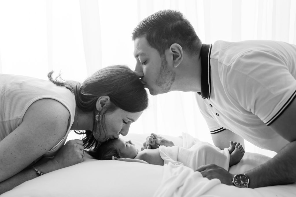 Séance photo en studio de nouveau-né dans l’Oise en famille dans un decors blanc