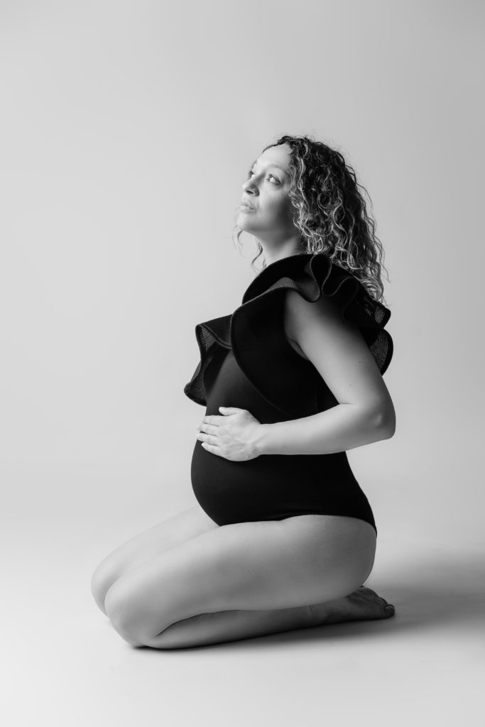 Séance photo grossesse en studio femme enceinte avec body noir