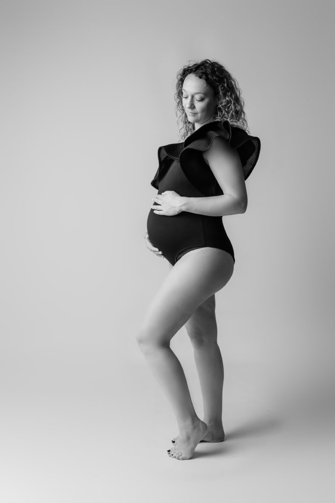 Séance photo grossesse en studio femme enceinte avec body