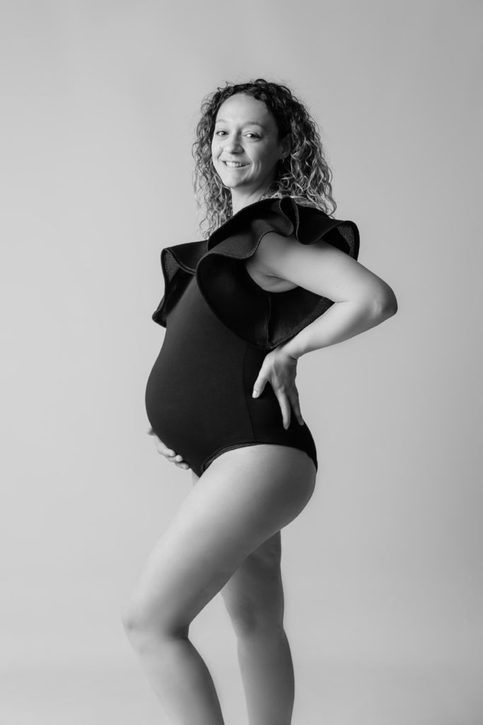 Séance photo grossesse en studio femme enceinte avec body