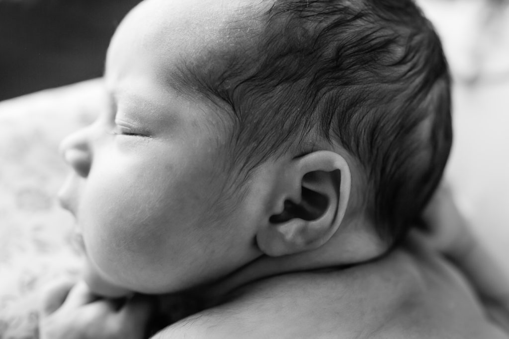Séance photo en studio de nouveau-né dans l’Oise, photo de l’oreille d’un bébé