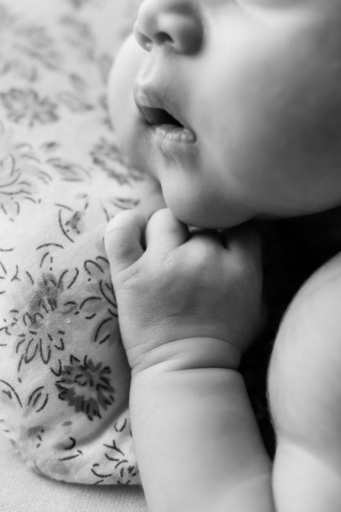 Séance photo en studio de nouveau-né dans l’Oise, photo de la main d’un bébé