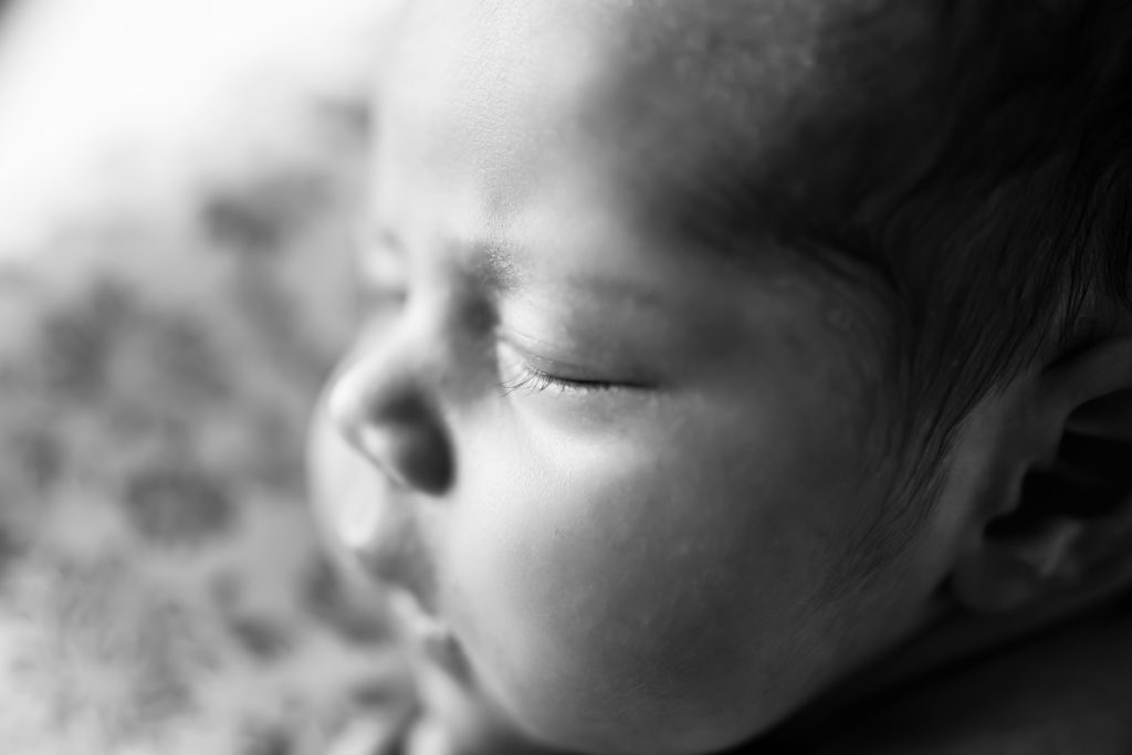 Séance photo en studio de nouveau-né dans l’Oise, photo en gros plan d’un visage de bébé