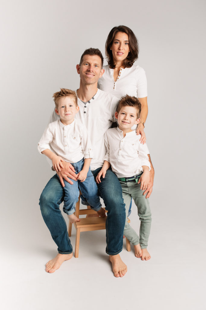 Photographie de famille en studio sur un fond blanc