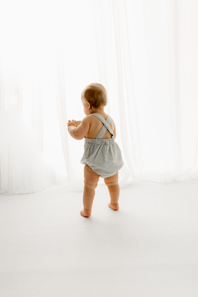 Séance photo bébé en studio sur fond blanc pour ses 1 an
