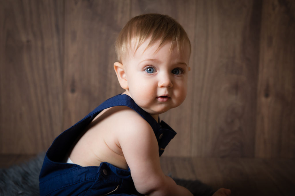 Séance photo bébé sur un fond en bois