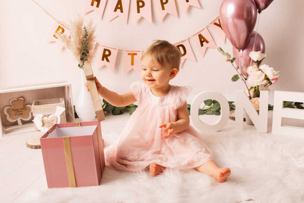 Séance bébé anniversaire dans un décor rose